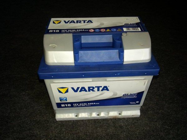 Akumulator Varta blue 44ah 440a b18